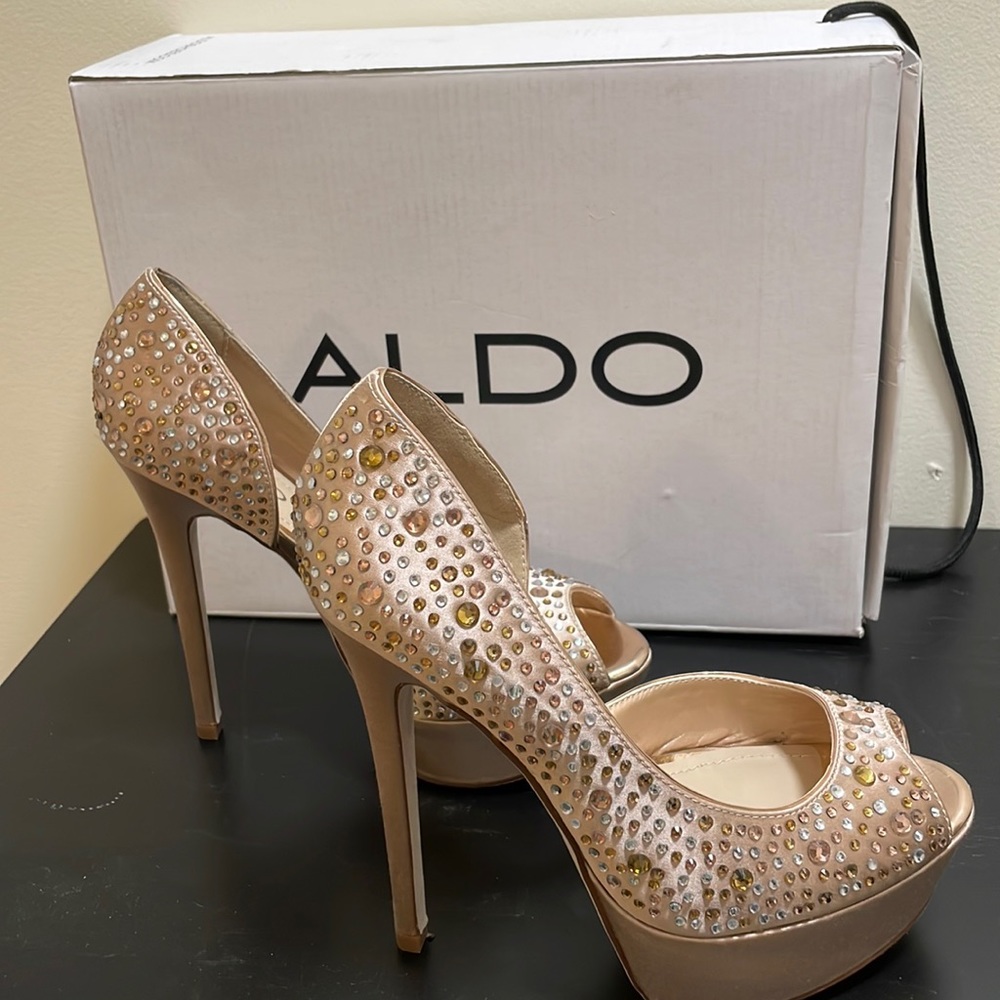 Rose gold plataform aldo heels rhinestone I used them for a wedding.